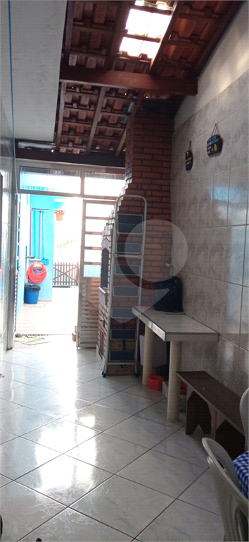 Casa térrea  com 2 dormitórios, sala, cozinha, banheiro e lavanderia com churrasqueira no quintal 