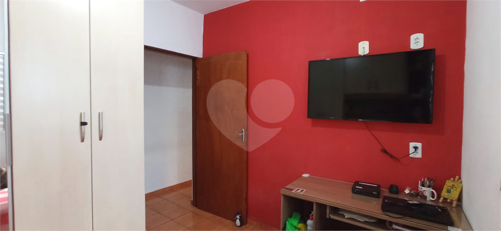 Casa térrea  com 2 dormitórios, sala, cozinha, banheiro e lavanderia com churrasqueira no quintal 