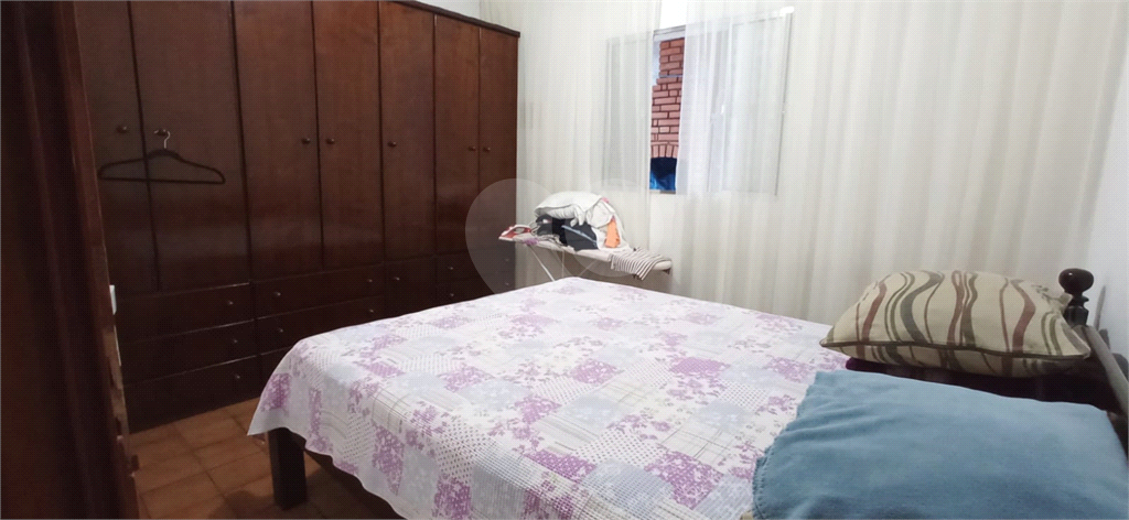 Casa térrea  com 2 dormitórios, sala, cozinha, banheiro e lavanderia com churrasqueira no quintal 