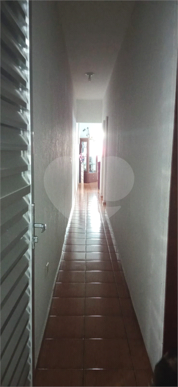 Casa térrea  com 2 dormitórios, sala, cozinha, banheiro e lavanderia com churrasqueira no quintal 
