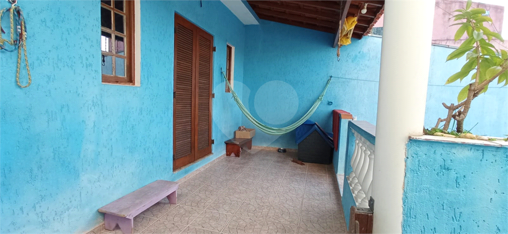 Casa térrea  com 2 dormitórios, sala, cozinha, banheiro e lavanderia com churrasqueira no quintal 