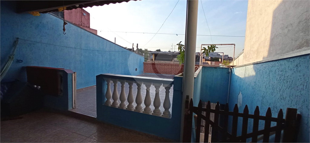 Casa térrea  com 2 dormitórios, sala, cozinha, banheiro e lavanderia com churrasqueira no quintal 