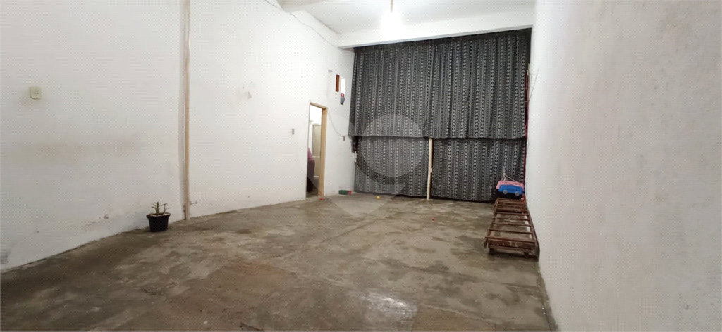 Casa térrea  com 2 dormitórios, sala, cozinha, banheiro e lavanderia com churrasqueira no quintal 