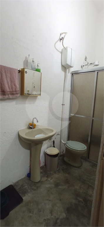 Casa térrea  com 2 dormitórios, sala, cozinha, banheiro e lavanderia com churrasqueira no quintal 