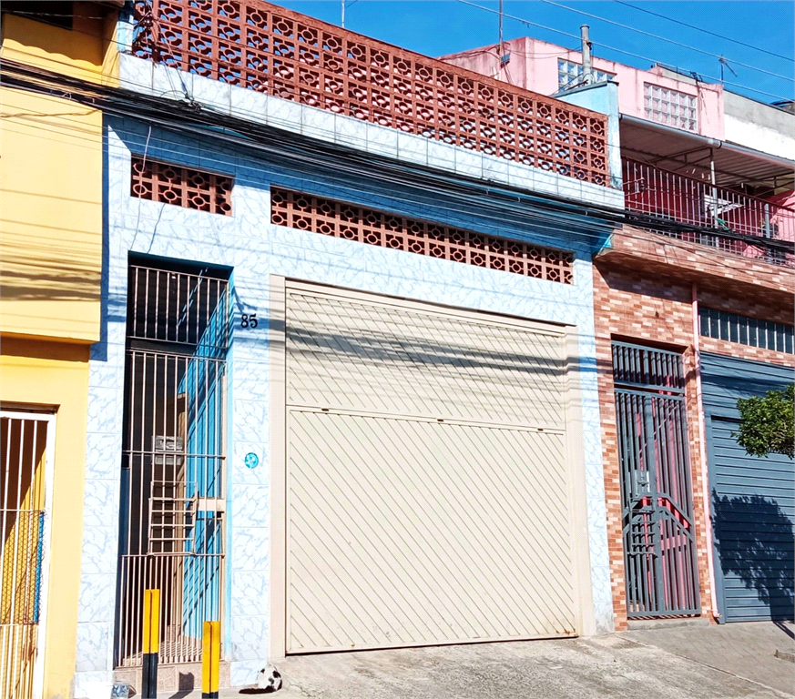 Casa térrea  com 2 dormitórios, sala, cozinha, banheiro e lavanderia com churrasqueira no quintal 