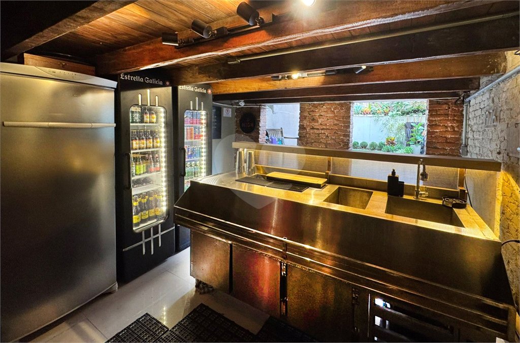 Um espaço deslumbrante na Barra Funda, para bares, restaurantes e até mesmo uma morada com estilo de loft americano no 3 andar. 