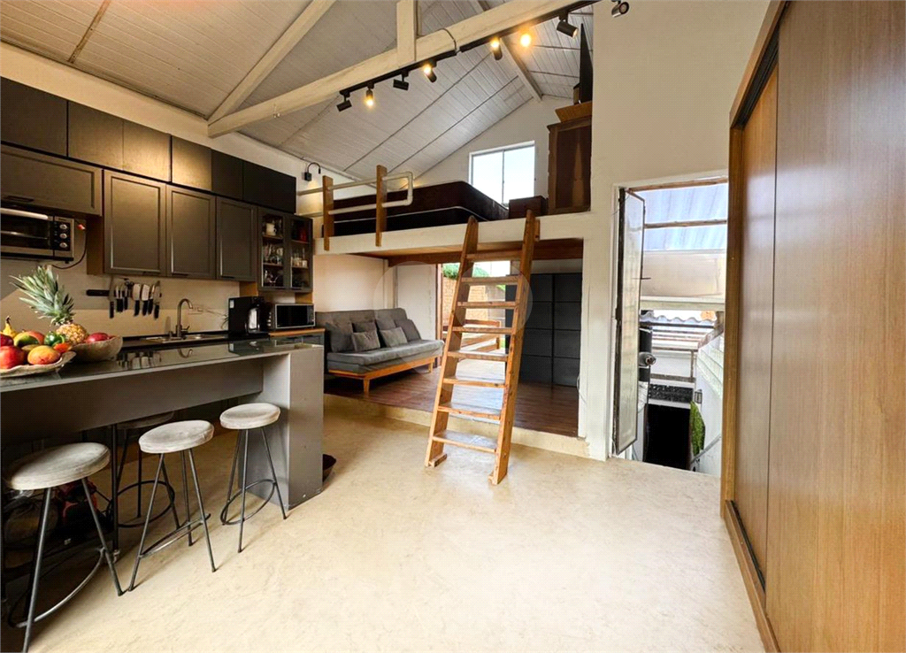 Um espaço deslumbrante na Barra Funda, para bares, restaurantes e até mesmo uma morada com estilo de loft americano no 3 andar. 