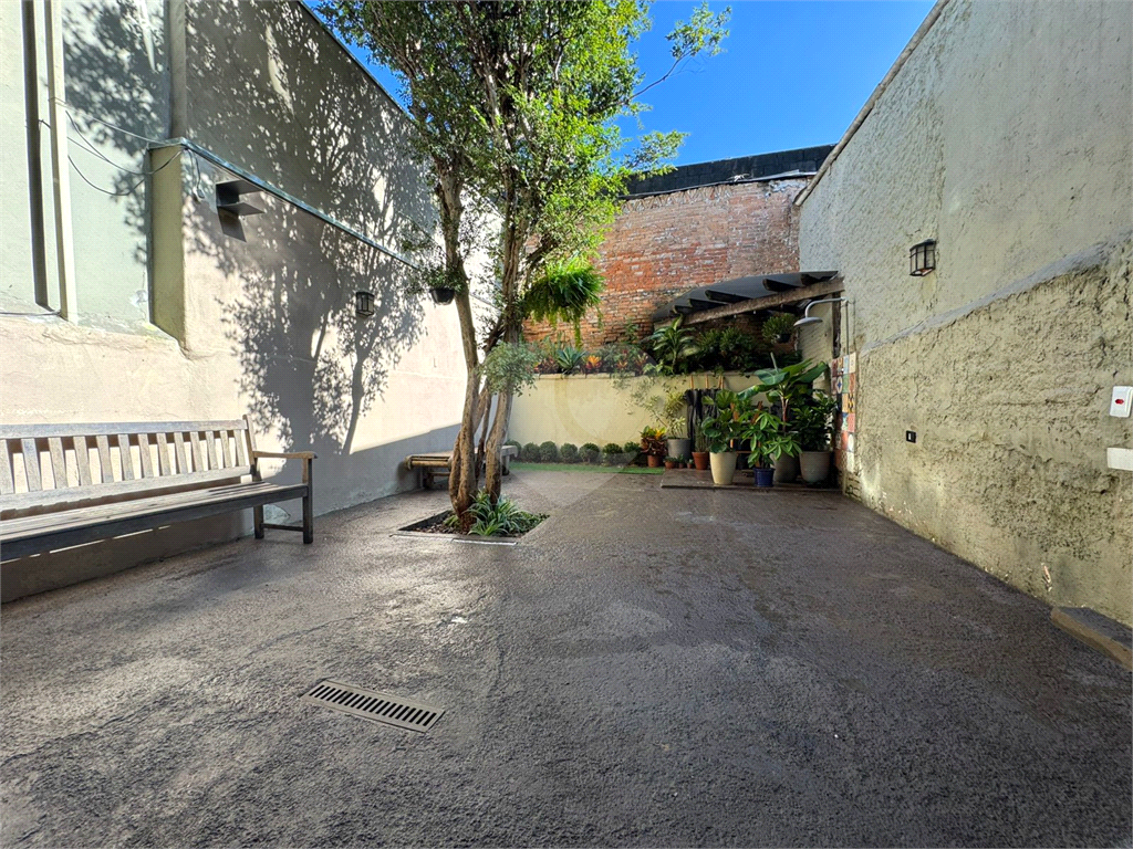 Um espaço deslumbrante na Barra Funda, para bares, restaurantes e até mesmo uma morada com estilo de loft americano no 3 andar. 