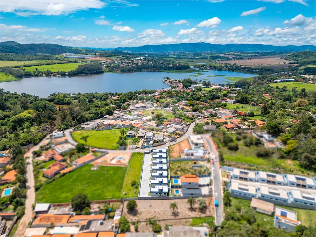 Casa à venda com 3 quartos, 70m² - Foto 1