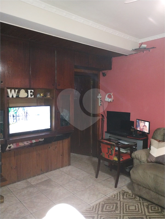Casa térrea com 02 dormitórios, sala ampla, dormitórios e cozinha com armários embutidos