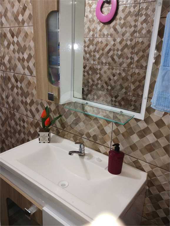 Casa térrea com 02 dormitórios, sala ampla, dormitórios e cozinha com armários embutidos