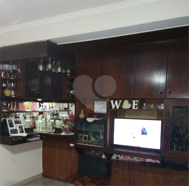 Casa térrea com 02 dormitórios, sala ampla, dormitórios e cozinha com armários embutidos