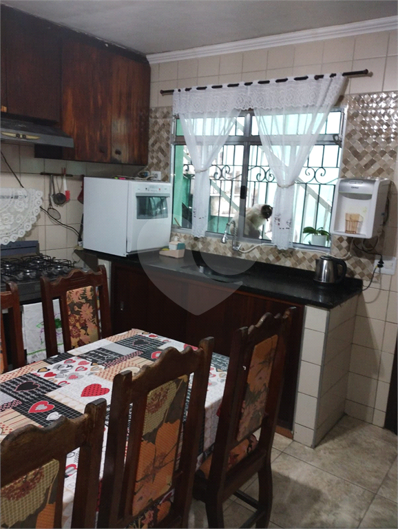Casa térrea com 02 dormitórios, sala ampla, dormitórios e cozinha com armários embutidos