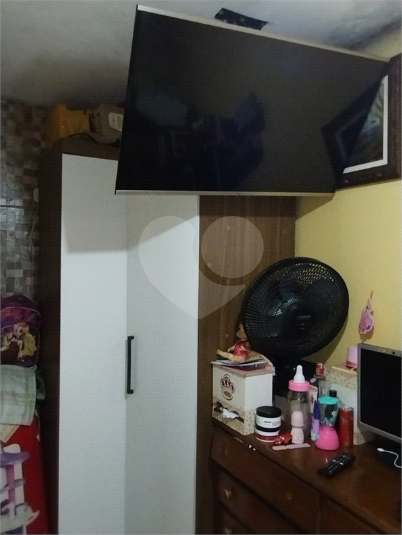 Casa térrea com 02 dormitórios, sala ampla, dormitórios e cozinha com armários embutidos
