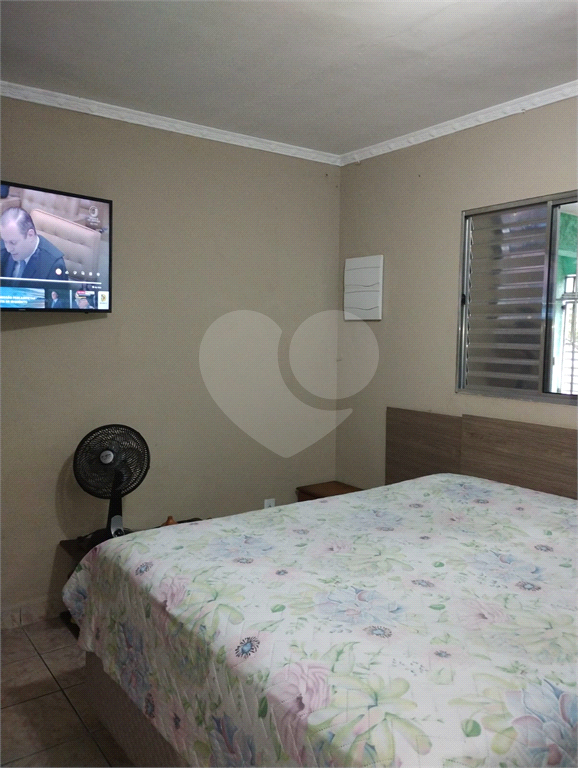 Casa térrea com 02 dormitórios, sala ampla, dormitórios e cozinha com armários embutidos