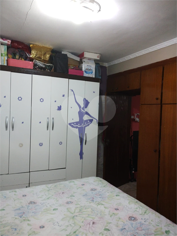 Casa térrea com 02 dormitórios, sala ampla, dormitórios e cozinha com armários embutidos