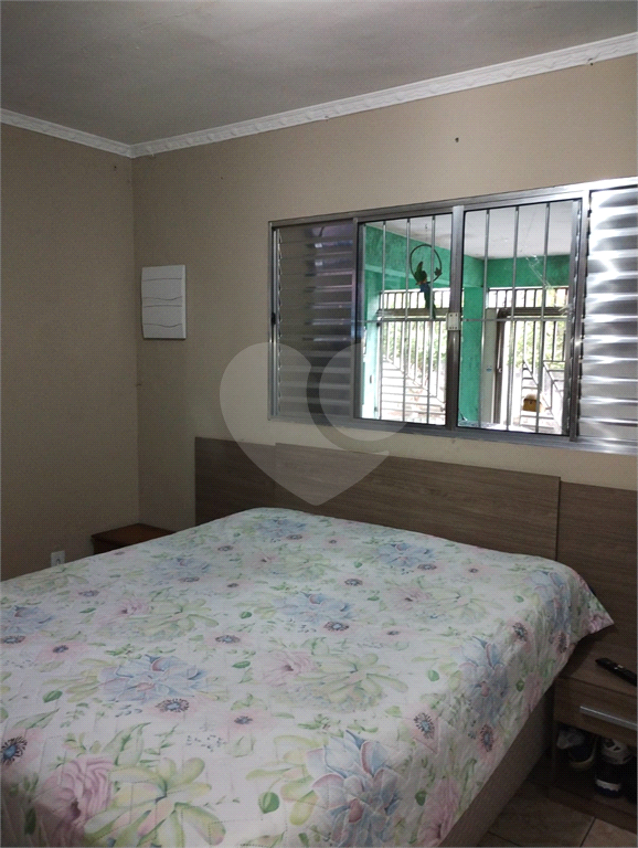 Casa térrea com 02 dormitórios, sala ampla, dormitórios e cozinha com armários embutidos