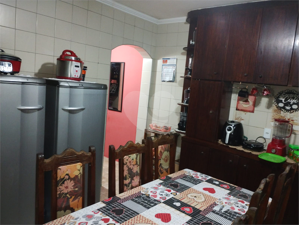 Casa térrea com 02 dormitórios, sala ampla, dormitórios e cozinha com armários embutidos