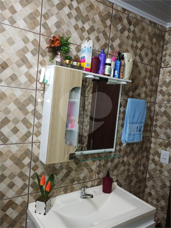 Casa térrea com 02 dormitórios, sala ampla, dormitórios e cozinha com armários embutidos