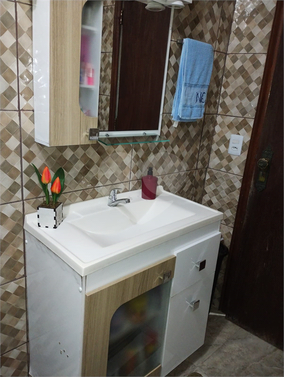 Casa térrea com 02 dormitórios, sala ampla, dormitórios e cozinha com armários embutidos