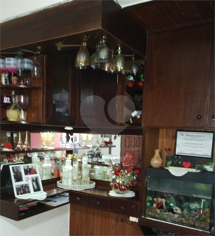 Casa térrea com 02 dormitórios, sala ampla, dormitórios e cozinha com armários embutidos