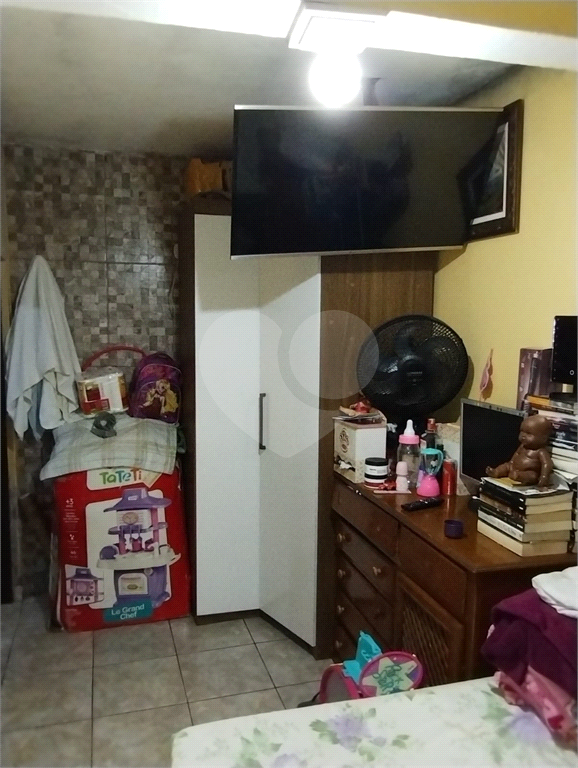Casa térrea com 02 dormitórios, sala ampla, dormitórios e cozinha com armários embutidos