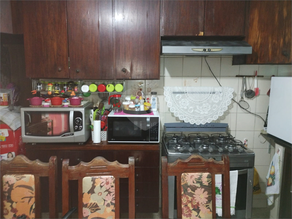Casa térrea com 02 dormitórios, sala ampla, dormitórios e cozinha com armários embutidos