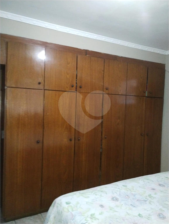 Casa térrea com 02 dormitórios, sala ampla, dormitórios e cozinha com armários embutidos