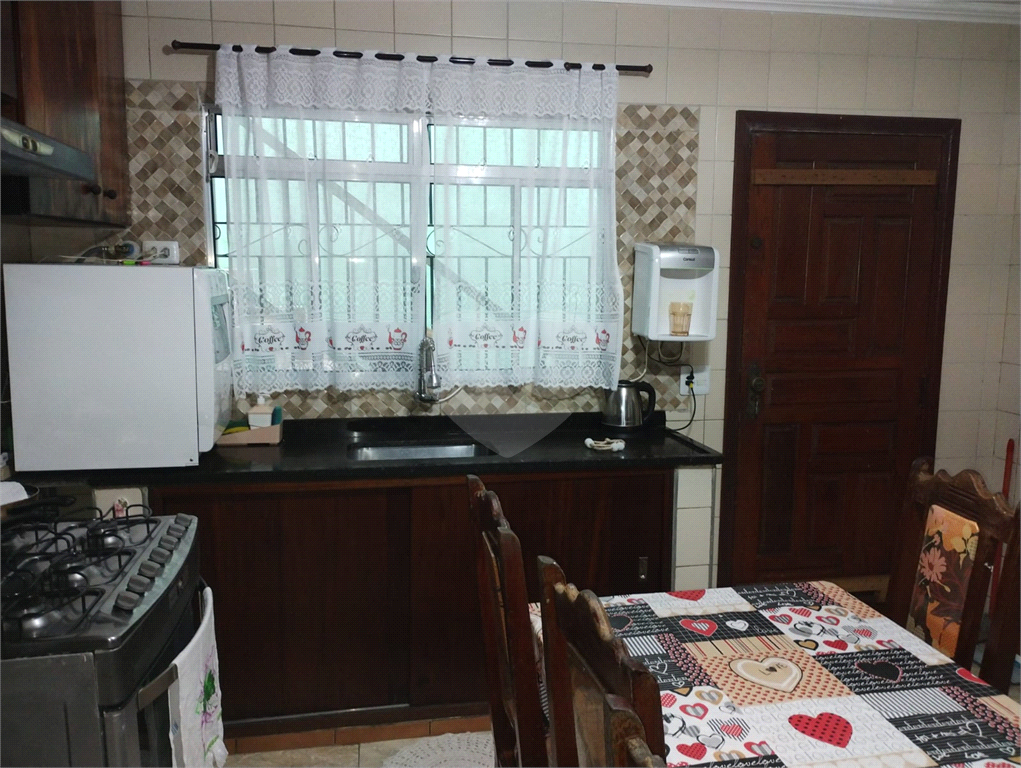 Casa térrea com 02 dormitórios, sala ampla, dormitórios e cozinha com armários embutidos