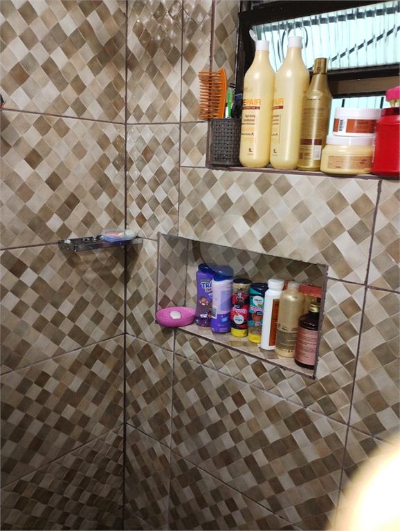 Casa térrea com 02 dormitórios, sala ampla, dormitórios e cozinha com armários embutidos