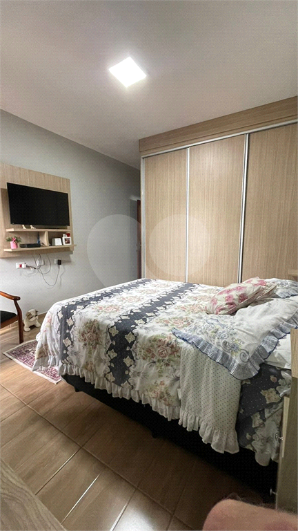 Casa bem ampla, com 04 dormitórios, 02 suítes, 5 banheiros, cozinha com armários planejados