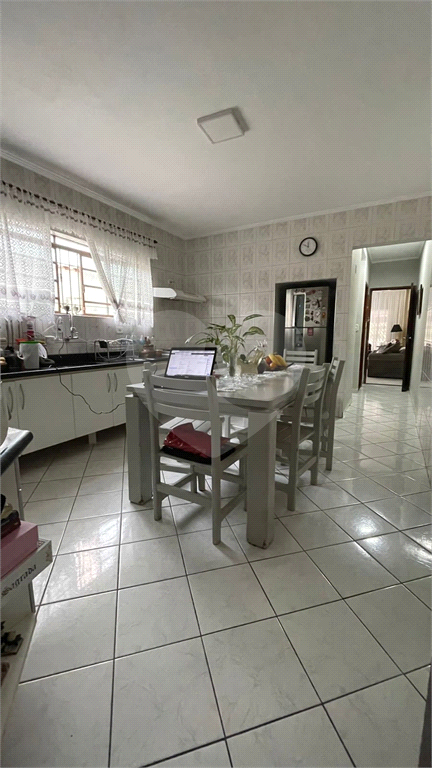 Casa bem ampla, com 04 dormitórios, 02 suítes, 5 banheiros, cozinha com armários planejados