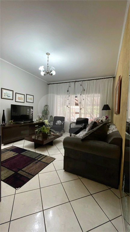 Casa bem ampla, com 04 dormitórios, 02 suítes, 5 banheiros, cozinha com armários planejados