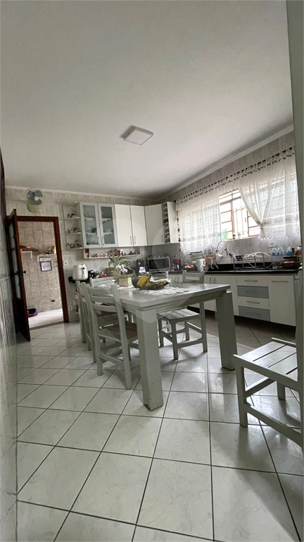 Casa bem ampla, com 04 dormitórios, 02 suítes, 5 banheiros, cozinha com armários planejados