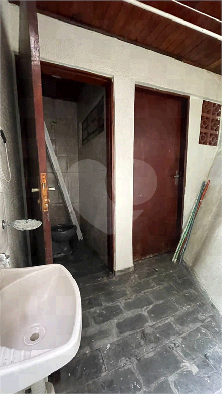 Casa bem ampla, com 04 dormitórios, 02 suítes, 5 banheiros, cozinha com armários planejados