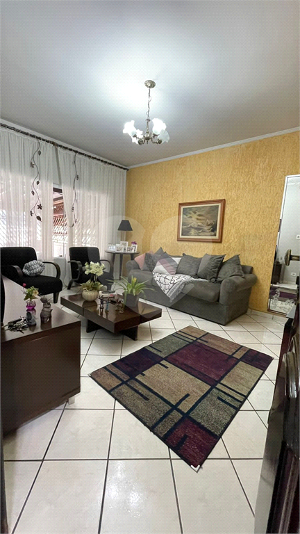Casa bem ampla, com 04 dormitórios, 02 suítes, 5 banheiros, cozinha com armários planejados