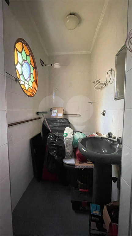 Casa bem ampla, com 04 dormitórios, 02 suítes, 5 banheiros, cozinha com armários planejados