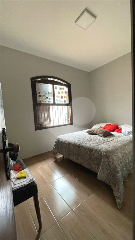 Casa bem ampla, com 04 dormitórios, 02 suítes, 5 banheiros, cozinha com armários planejados