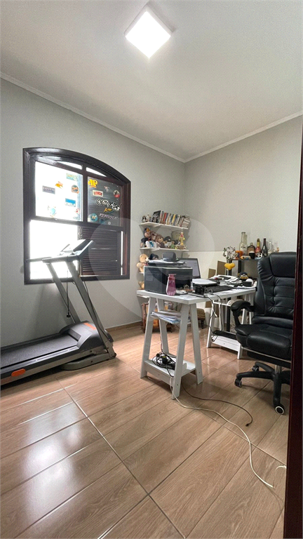 Casa bem ampla, com 04 dormitórios, 02 suítes, 5 banheiros, cozinha com armários planejados