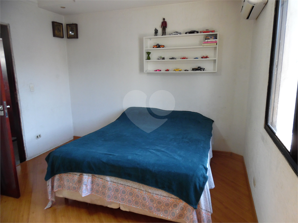 VENDE CASA DE 4 QUARTOS COM 2 SUÍTES, LAREIRA, 3 VAGAS DE GARAGEM NA VILA GUILHERME