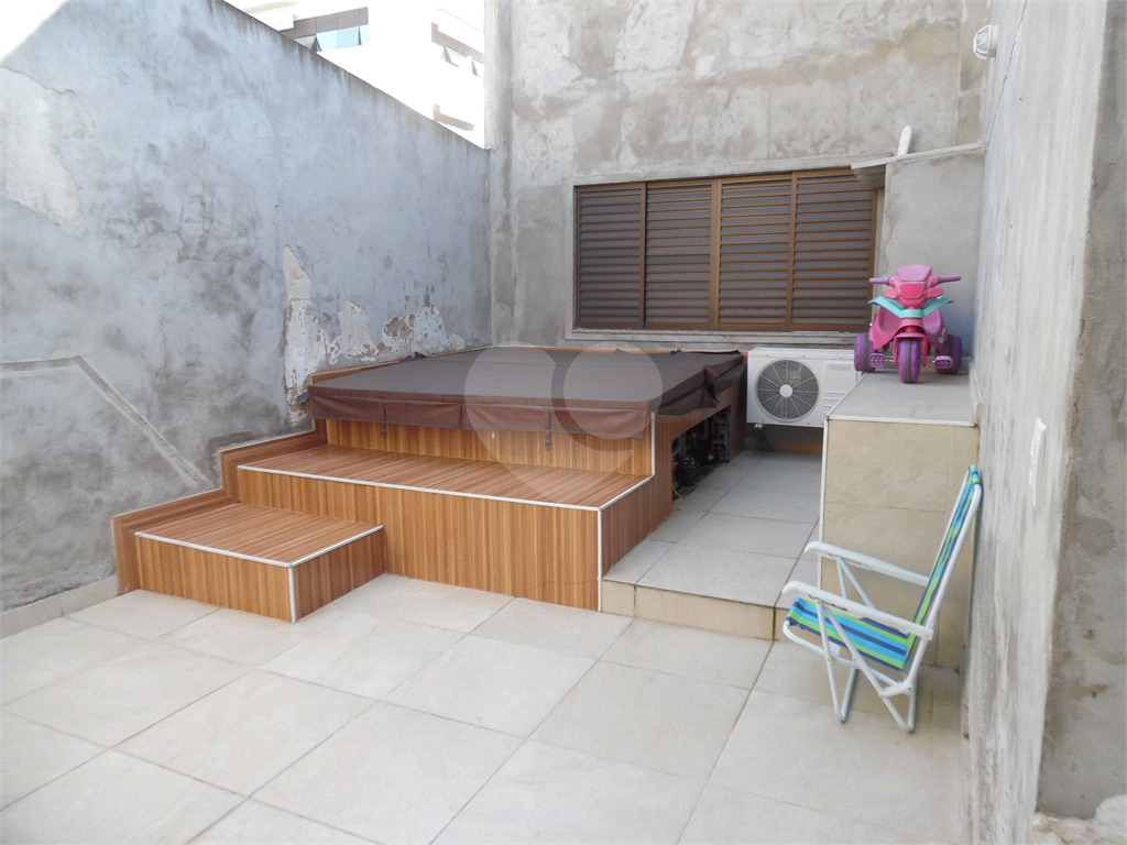 VENDE CASA DE 4 QUARTOS COM 2 SUÍTES, LAREIRA, 3 VAGAS DE GARAGEM NA VILA GUILHERME