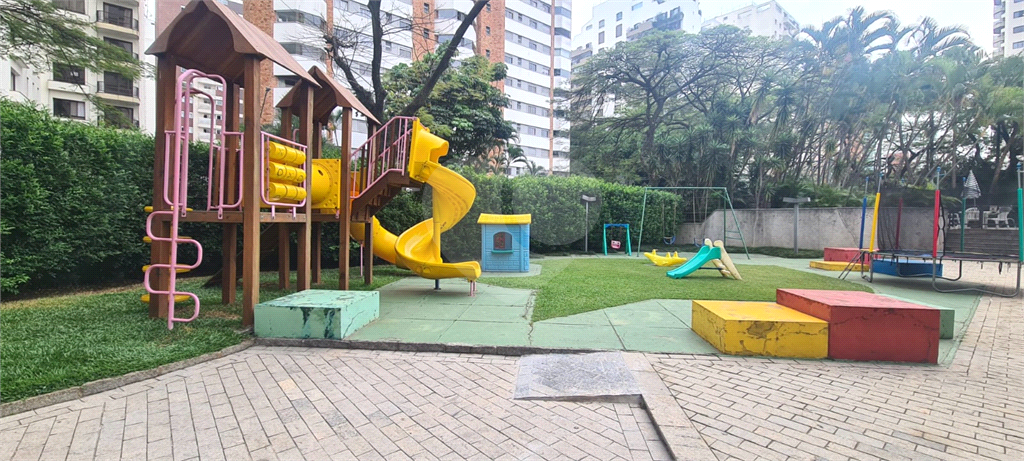 APARTAMENTO em MOEMA