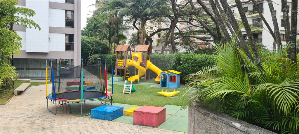 APARTAMENTO em MOEMA