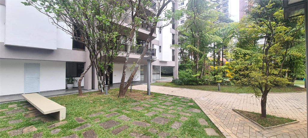 APARTAMENTO em MOEMA