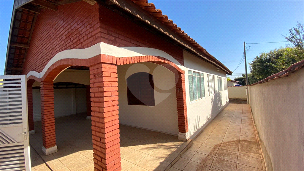 Casa à venda com 2 quartos, 114m² - Foto 1