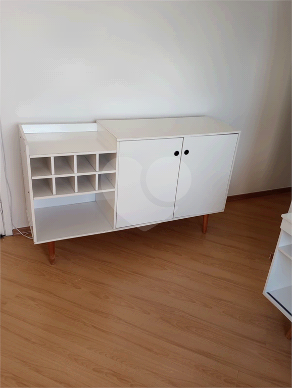 01 Dormitório, todo reformado, Semi Mobiliado com 01 Vaga de Garagem