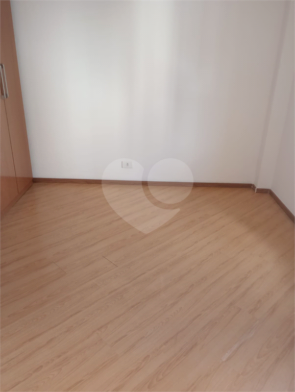 01 Dormitório, todo reformado, Semi Mobiliado com 01 Vaga de Garagem