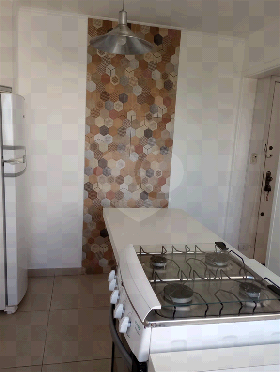 01 Dormitório, todo reformado, Semi Mobiliado com 01 Vaga de Garagem