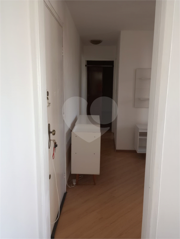 01 Dormitório, todo reformado, Semi Mobiliado com 01 Vaga de Garagem