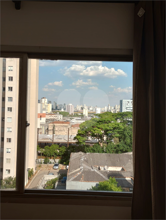 01 Dormitório, todo reformado, Semi Mobiliado com 01 Vaga de Garagem